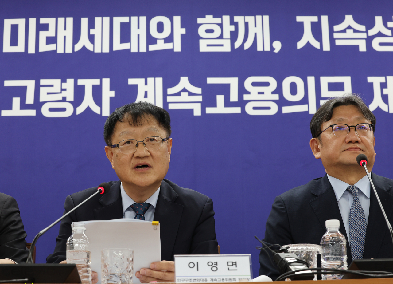 Lee Young-myun, chairperson of the Committee on Continued Employment in Response to Demographic Changes, briefs reporters on the proposed extension of the mandatory employment age in Seoul on Thursday. (Yonhap)