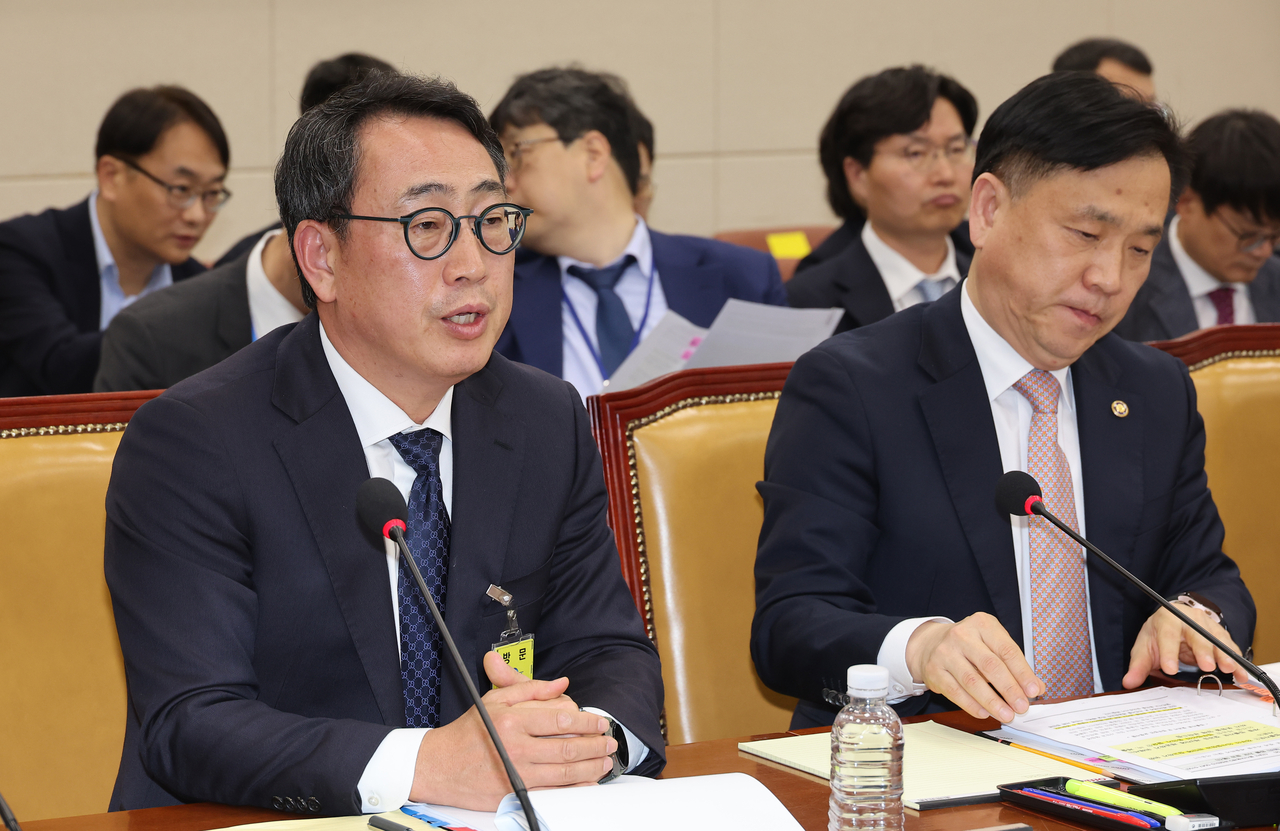 8일 국회 과학기술정보방송통신위원회 전체회의에서 열린 SK텔레콤 유심 해킹 사건 청문회에서 유영상 SK텔레콤 대표이사가 의원 질의에 답하고 있다. [연합]