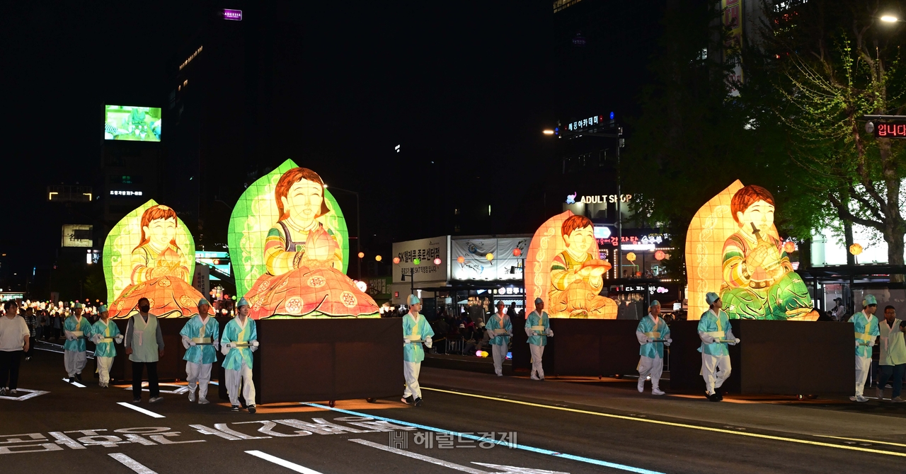 지난달 26일 서울 종로 일대에서 진행된 연등 행렬 모습 [이상섭 기자]