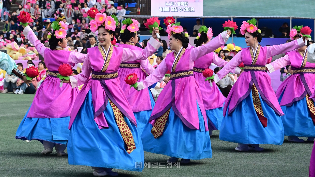 지난달 26일 서울 동국대학교 대운동장에서 열린 어울림마당 행사 모습. [이상섭 기자]