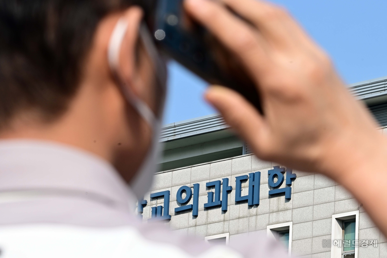 전국 40개 1만9000여명의 의대생 가운데 1만2000여명의 유급이 확정되면서 윤석열 정부의 ‘의대 교육 정상화’는 실패로 돌아갔다. 사진은 서울 한 의과대학. 이상섭 기자