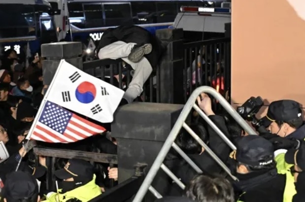 내란 우두머리 혐의를 받는 윤석열 대통령에 대한 영장실질심사가 열린 지난 18일 서울 마포구 서울서부지법에서 윤 대통령 지지자들이 법원 담장을 넘으려 시도하고 있다. [연합]