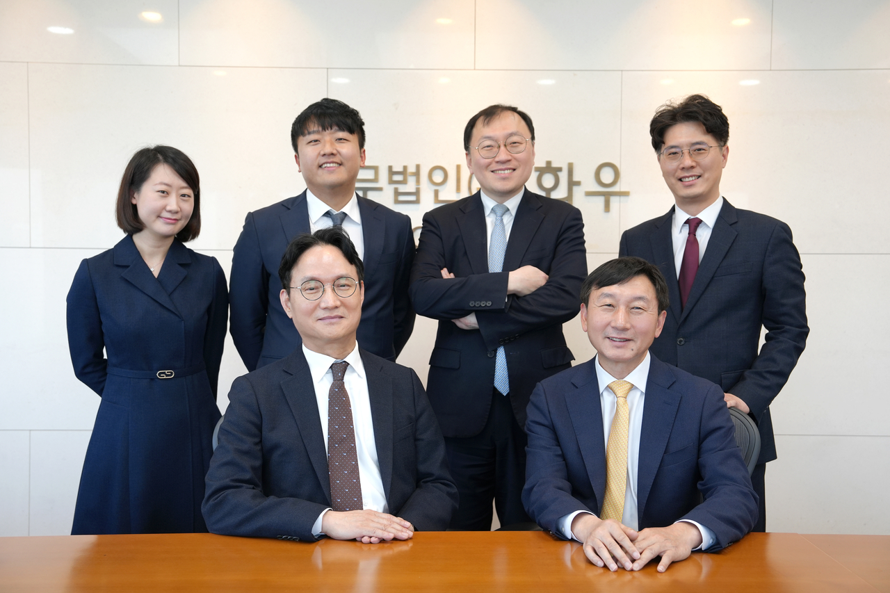 아시아나항공과 HDC현대산업개발 간 계약금 몰취 관련 소송에서 아시아나항공 측을 대리해 승소한 법무법인 화우 송무그룹 변호사들. 앞줄 왼쪽부터 반시계 방향으로 김권회 대표변호사, 유승룡·김상만·박영수·박현우·하선혜 파트너변호사  [화우 제공]