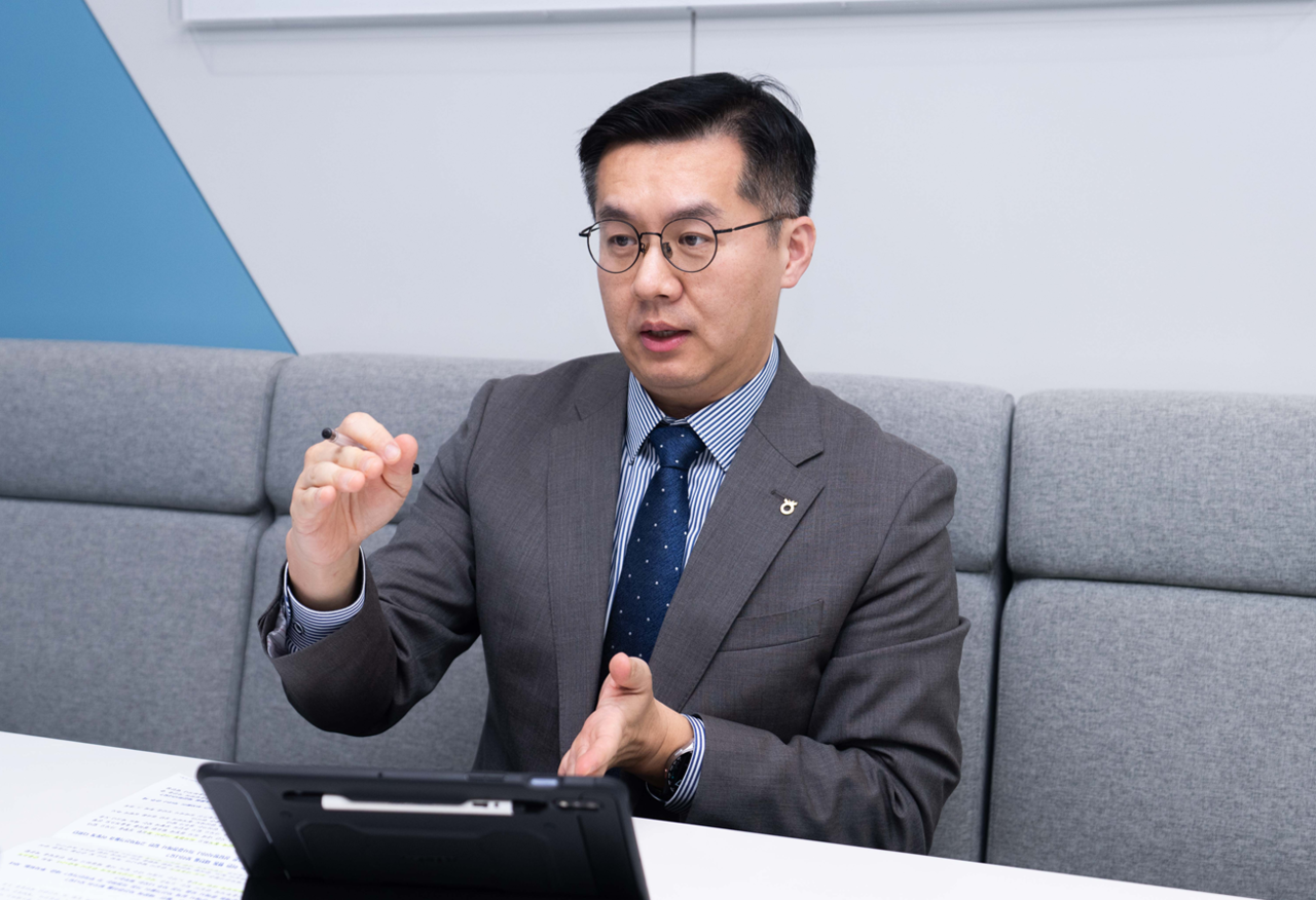 NH농협은행 AII100자문센터는 출범 6년 차를 맞은 전문 자산관리 조직으로, 금융·세무·부동산·은퇴설계 등 27명의 전문가가 전국 영업점과 연계해 맞춤형 WM 컨설팅을 제공한다. 올해 1월부터 조직을 이끌고 있는 김동민 센터장은 “실현 가능하고 이해하기 쉬우며 지속 가능한 솔루션을 제시하는 데 주력할 것”이라고 말했다. 사진은 지난달 23일 서울 중구 농협은행 본점에서 헤럴드경제와 인터뷰하는 모습  [NH농협은행 제공]