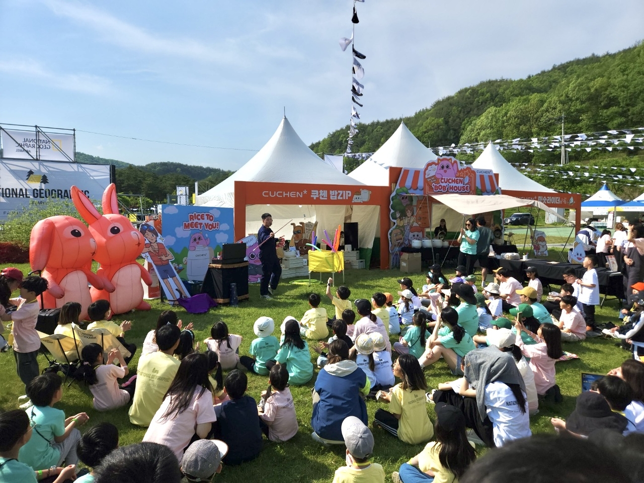 지난 2일 영주호오토캠핑장에서 열린 ‘2025 내셔널지오그래픽 어패럴 패밀리 캠핑 위크엔드’ 행사장. 쿠첸의 ‘밥 하우스’에 사람들이 몰려 있다. [쿠첸 제공]