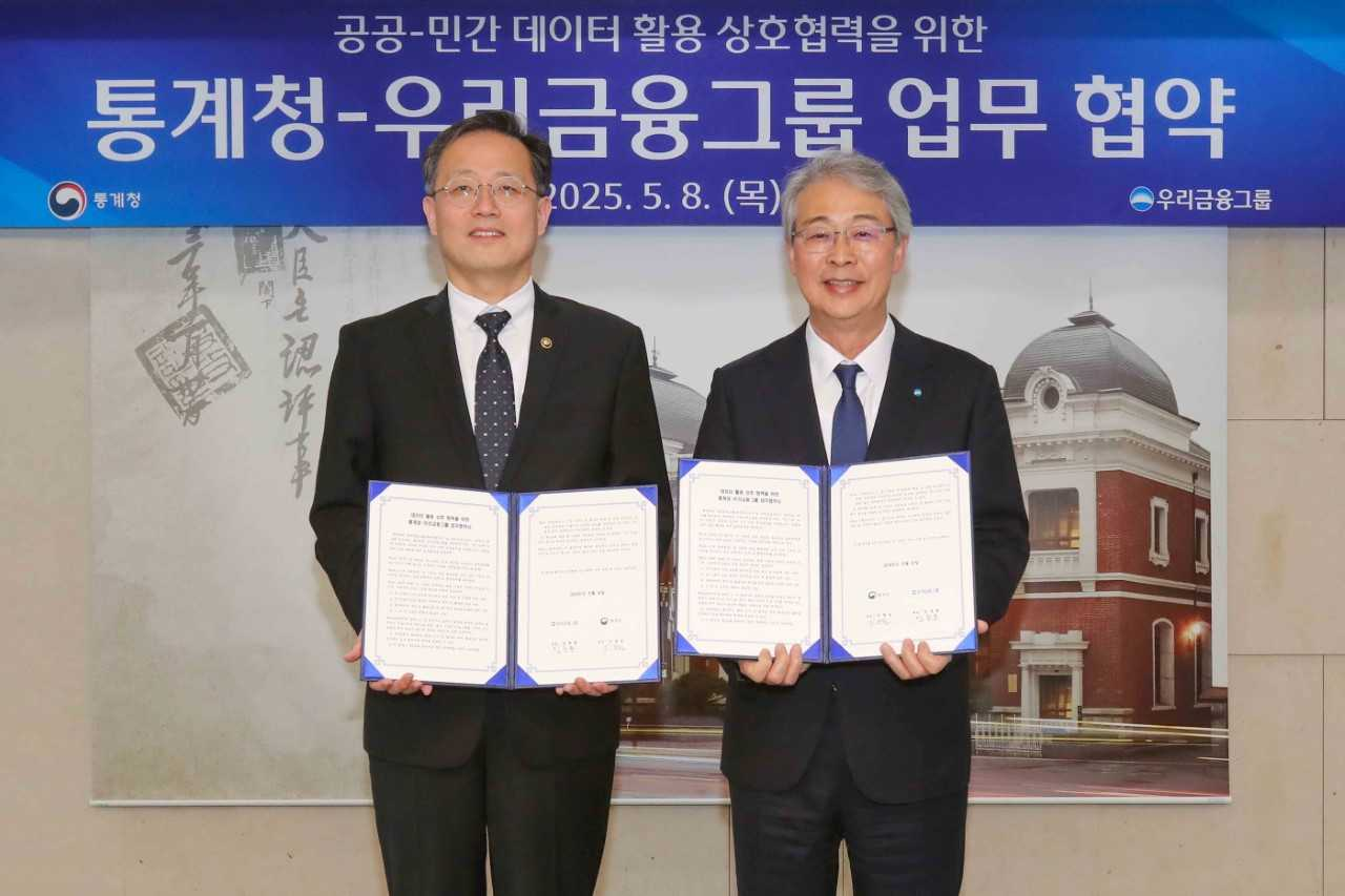 이형일(왼쪽) 통계청장과 임종룡 우리금융그룹 회장이 지난 8일 우리은행 본점에서 열린 통계청-우리금융그룹 업무 협약식에 참석해 기념촬영하고 있다.  [우리금융그룹 제공]