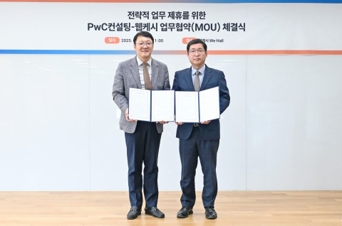 강원주(오른쪽) 웹케시 대표와 문홍기(왼쪽) PwC컨설팅 대표가 MOU 체결 후 기념촬영을 하고 있다. [웹케시 제공]