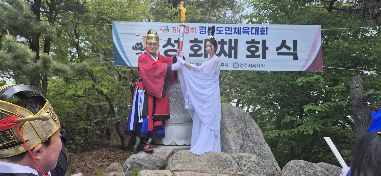 송호준 경주시 부시장이 제63회 경북도민체전 성화를 들고 있다.[경주시 제공]