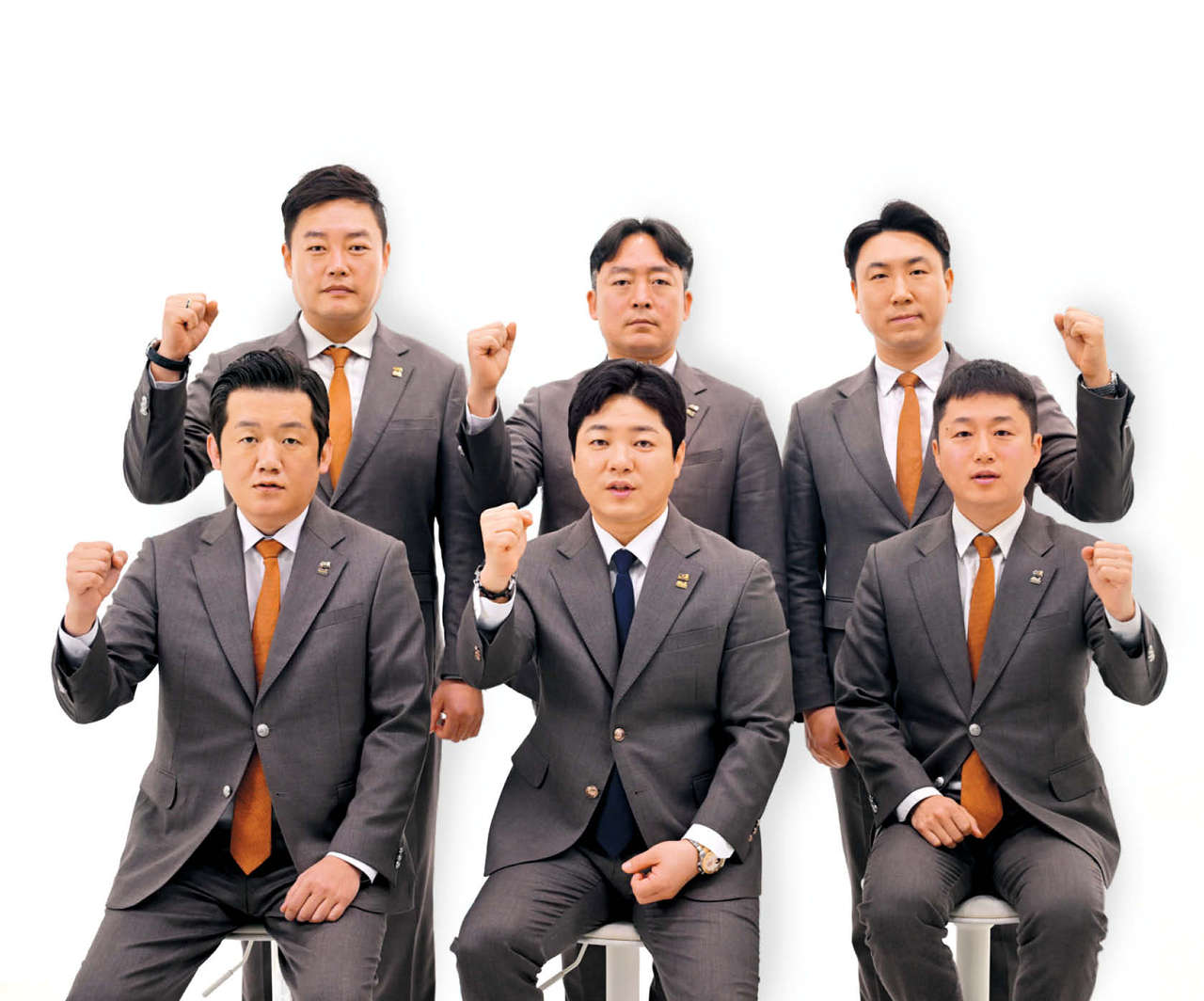 문관백 한국청년회의소(JC) 중앙회장(앞줄 가운데)을 비롯한 임원진들이 지난달 18일 오전 서울 용산구 헤럴드스퀘어 스튜디오 A에서 단체 기념 촬영을 하고 있다. 이상섭 기자