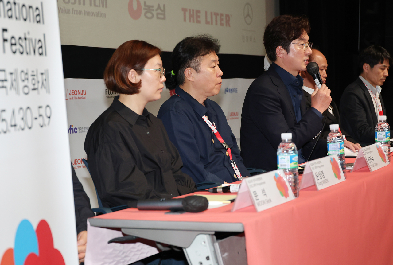 Festival co-executive director Jung Jun-ho (third from left) speaks at the press conference at Jeonju Digital Independent Cinema on Friday. (Yonhap)