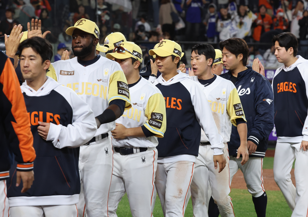 Hanwha Eagles players celebrate their 10-6 win over the Samsung Lions in a Korea Baseball Organization regular-season game at Daejeon Hanwha Life Ballpark in Daejeon, some 140 kilometers south of Seoul, on Wednesday. (Yonhap)