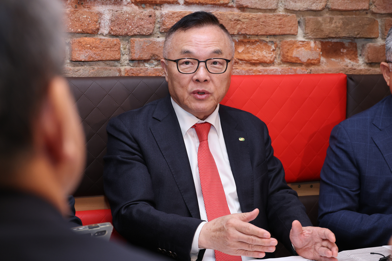 Korea Hydro & Nuclear Power President and CEO Whang Joo-ho speaks at a press briefing in Prague on Thursday. (Joint Press Corps)