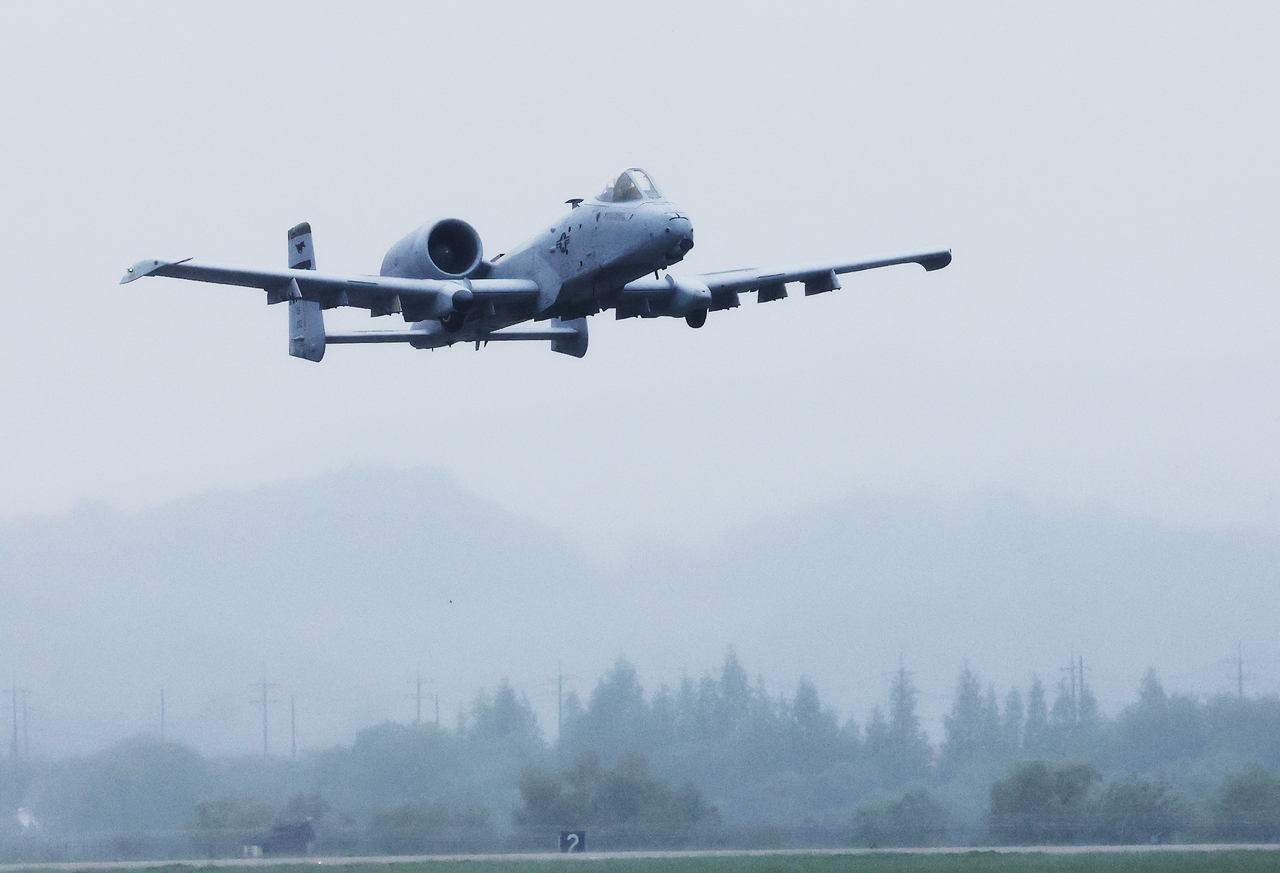 The US Air Force’s A-10 flies under cloudy skies during an aerial display at Osan Air Power Days 2025. (Yonhap)
