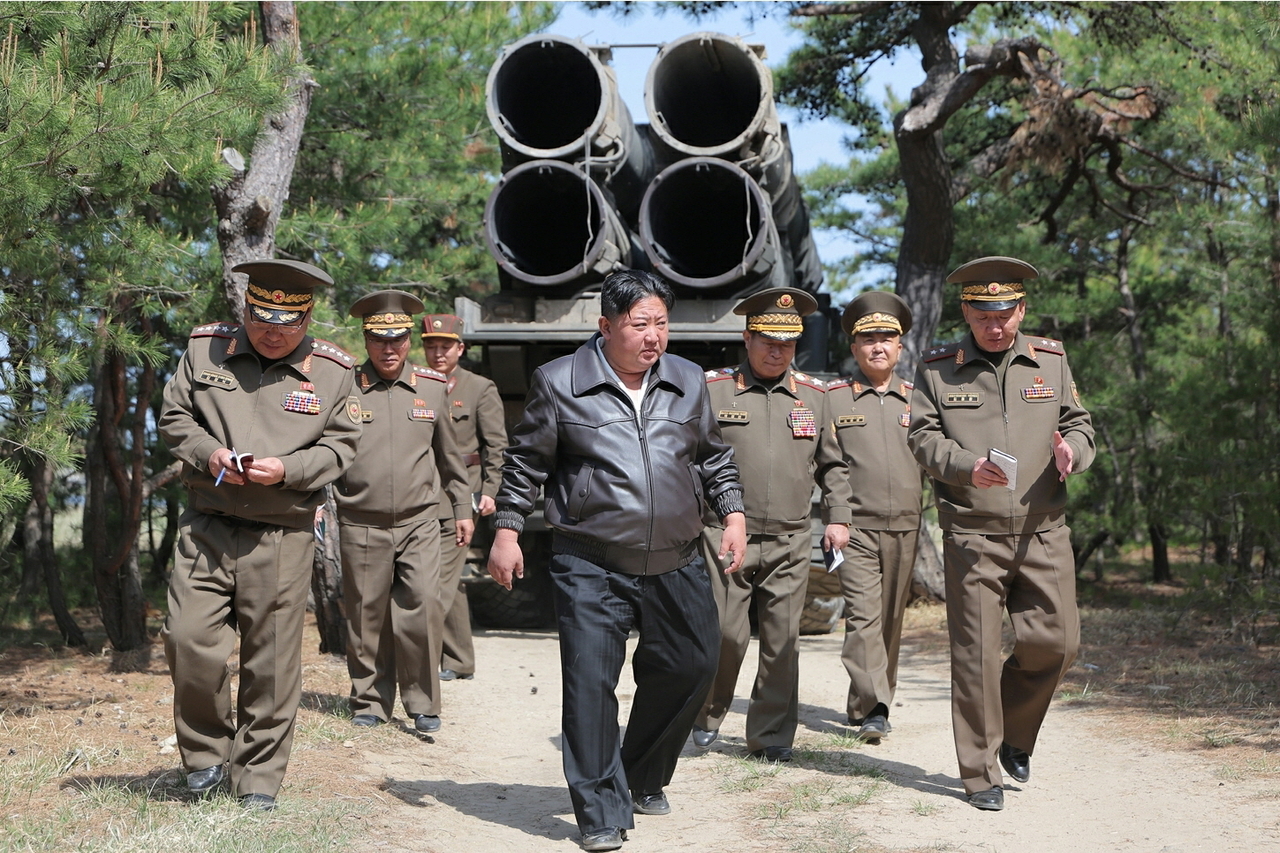북한 노동당 기관지 노동신문은 전날 발사한 수발의 단거리탄도미사일(SRBM)에 대해 김정은 국무위원장 지도 아래 진행된 국가핵무기종합관리체계에 따른 장거리포와 미사일 합동타격훈련이었다고 9일 밝혔다. 김 위원장이 600㎜ 다연장방사포 KN-25 앞을 지나가고 있다. [평양 노동신문=뉴스1]