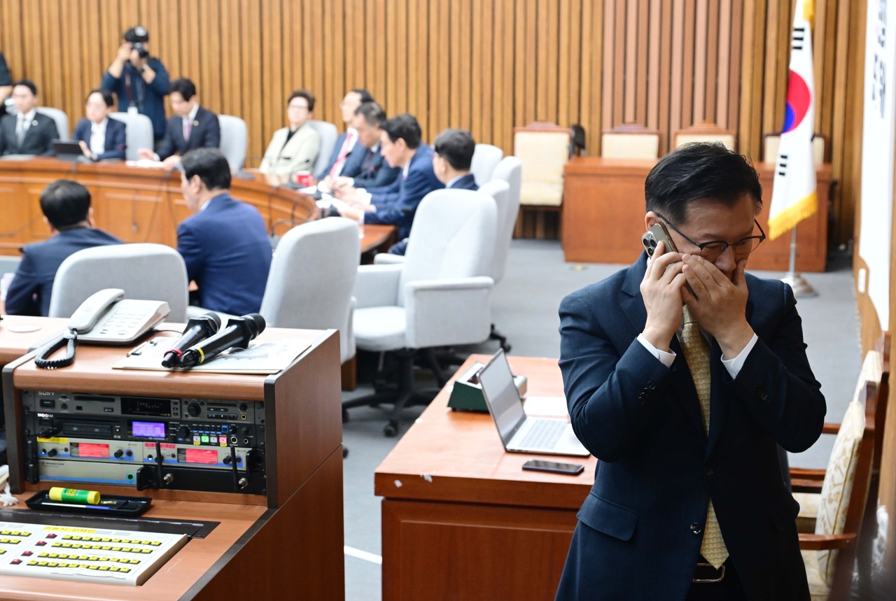 이양수 국민의힘 사무총장이 9일 오전 국회에서 열린 원내대책회의에 참석해 회의 도중 걸려 온 전화를 받고 있다. 이상섭 기자