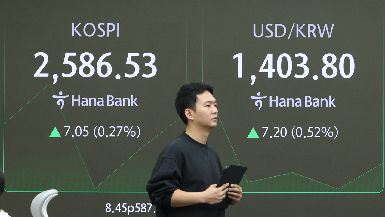 An electronic board showing the Korea Composite Stock Price Index at a dealing room of the Hana Bank headquarters in Seoul on Friday. (Newsis)