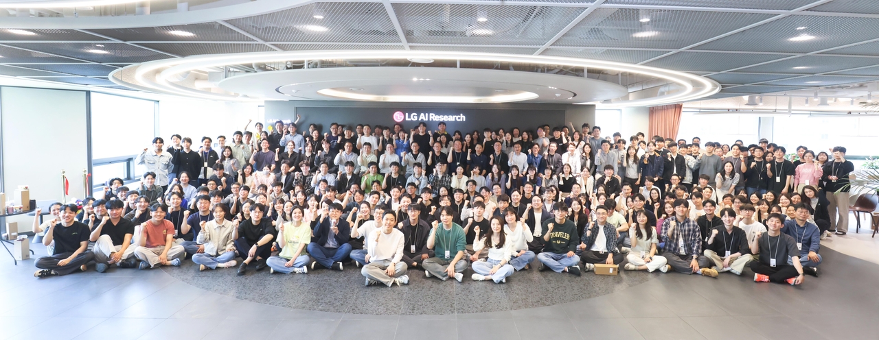 LG AI연구원 임직원들이 단체 기념 촬영을 하고 있다. [LG 제공]