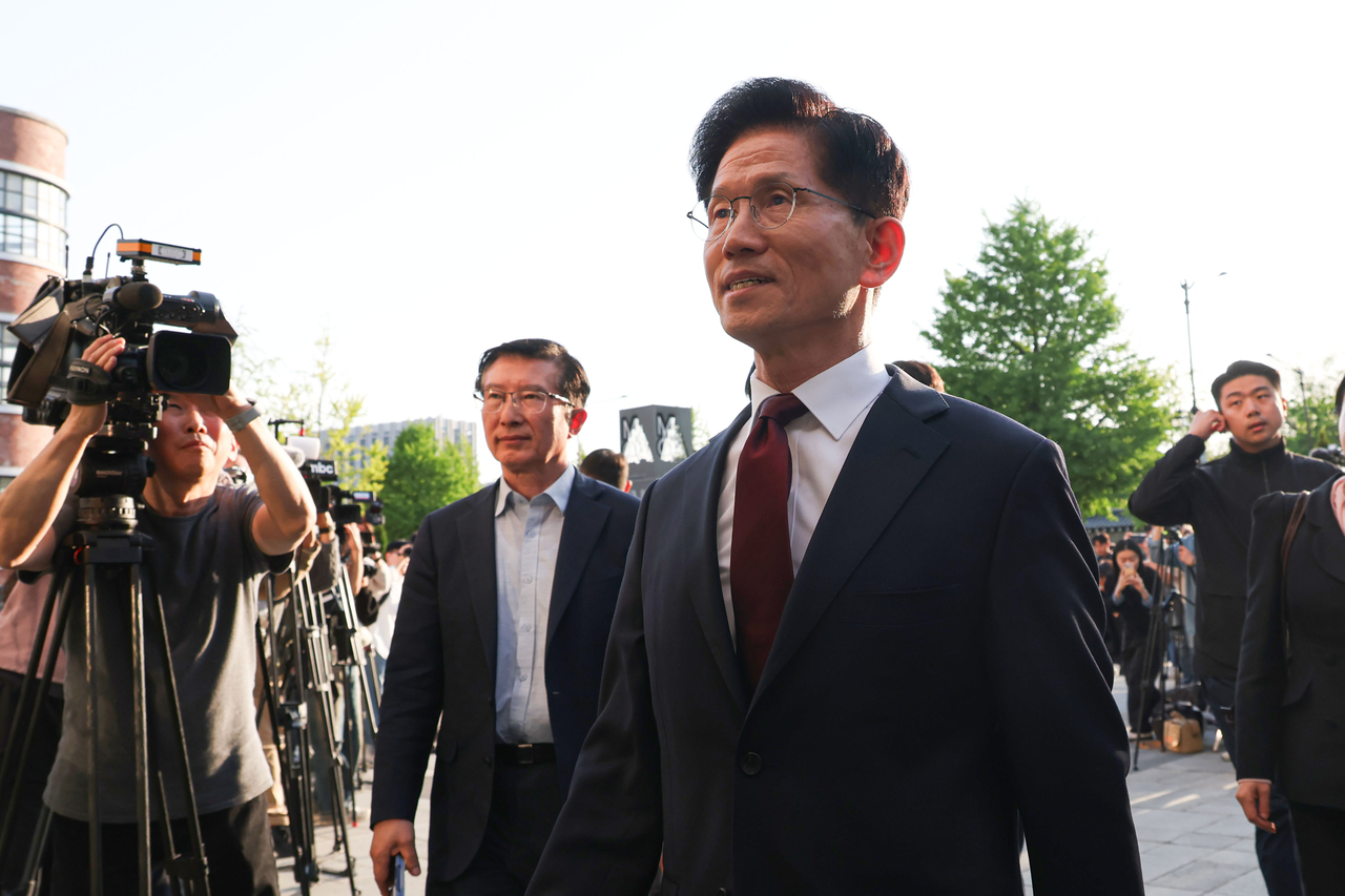 Kim Moon-soo, presidential candidate of the People Power Party, walks to a restaurant in Seoul on Wednesday. (Yonhap)