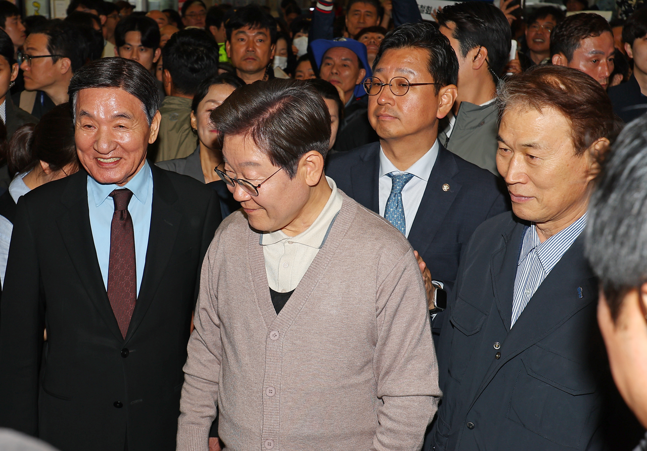 보수정당 출신 권오을(오른쪽)·박창달 전 의원(왼쪽)이 9일 이재명 더불어민주당 대선 후보와 함께 경북 성주군 성주전통시장을 찾아 지원 유세를 하고 있다. [연합]