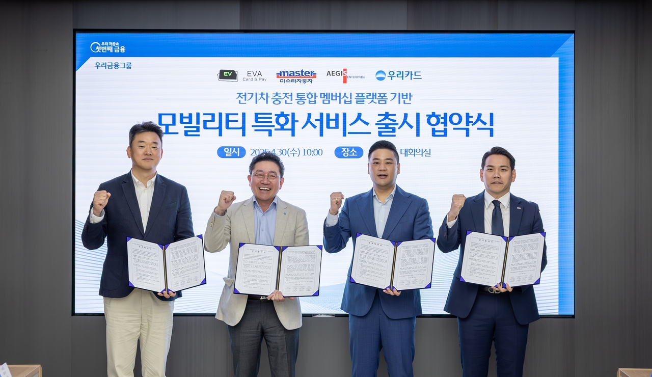 지난달 30일 우리카드 광화문 본사에서 진행된 전기차 충전 통합플랫폼 기반 다자간 업무협약식에서 (왼쪽부터) 이원재 이지스엔터프라이즈 사장, 진성원 우리카드 사장, 곽동원 에바씨엔피 대표이사, 장은석 마스타자동차 대표가 기념 촬영을 하고 있다. [우리카드]