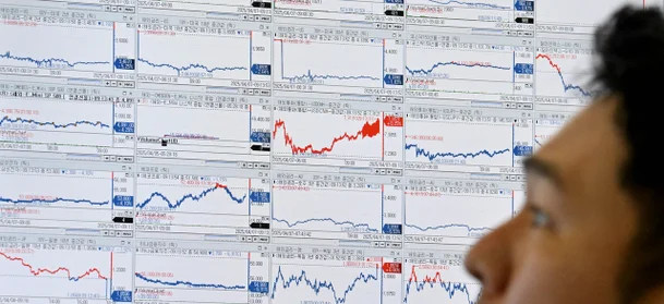 4월 원/달러 환율이 1440~1480원 내외에서 변동성이 확대될 것이라는 전망이 나온다. 은행 딜링룸에서 한 딜러가 각종 경제지수를 살펴보고 있다. [헤럴드경제 DB]
