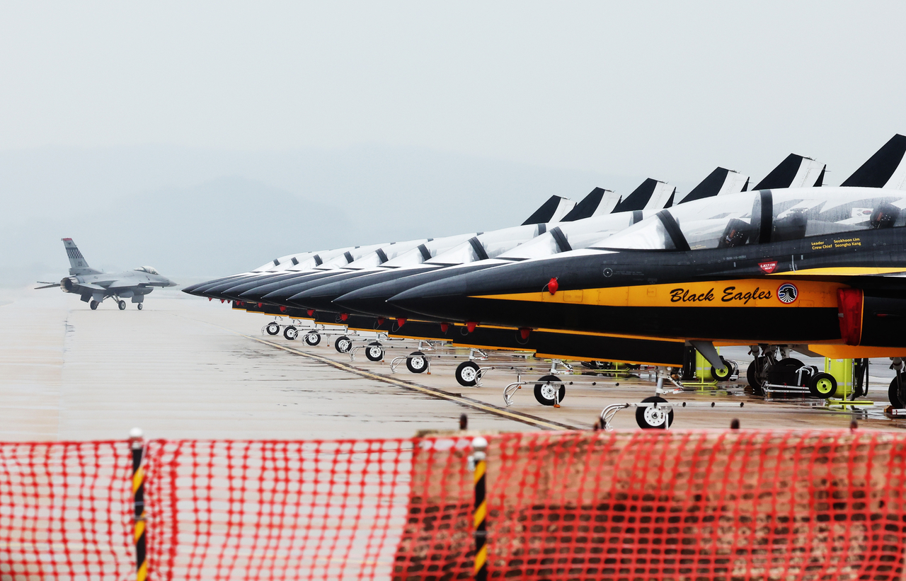 Black Eagles jets sit on the flight line as a US F-16 moves across the tarmac at the US Air Force’s Osan Air Base in Pyeongtaek. (Yonhap)