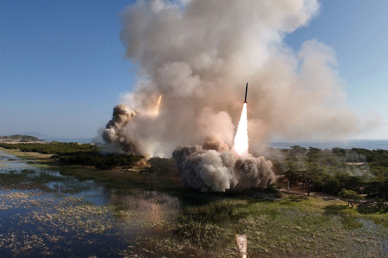 북한 노동당 기관지 노동신문은 전날 발사한 수발의 단거리탄도미사일(SRBM)에 대해 김정은 국무위원장 지도 아래 진행된 국가핵무기종합관리체계에 따른 장거리포와 미사일 합동타격훈련이었다고 9일 밝혔다. 600㎜ 다연장방사포 KN-25 발사 장면. [평양 노동신문=뉴스1]