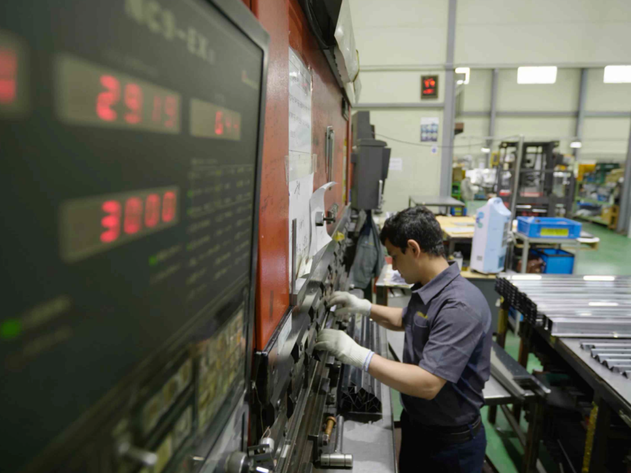 A scene from "In the Land of Machines" (Jeonju IFF)