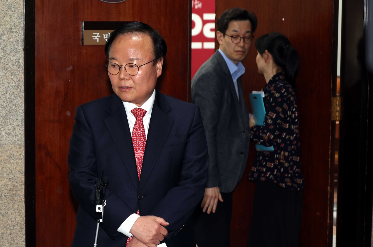 김문수 국민의힘 대선후보 측 김재원 비서실장이 9일 오후 서울 여의도 국회에서  ‘김문수-한덕수 대선후보 측 단일화 협상’을 마치고 취재진의 질문에 답변하고 있다. 오른쪽은 한덕수 무소속 대선후보 측 손영택 전 국무총리 비서실장.  [뉴시스]