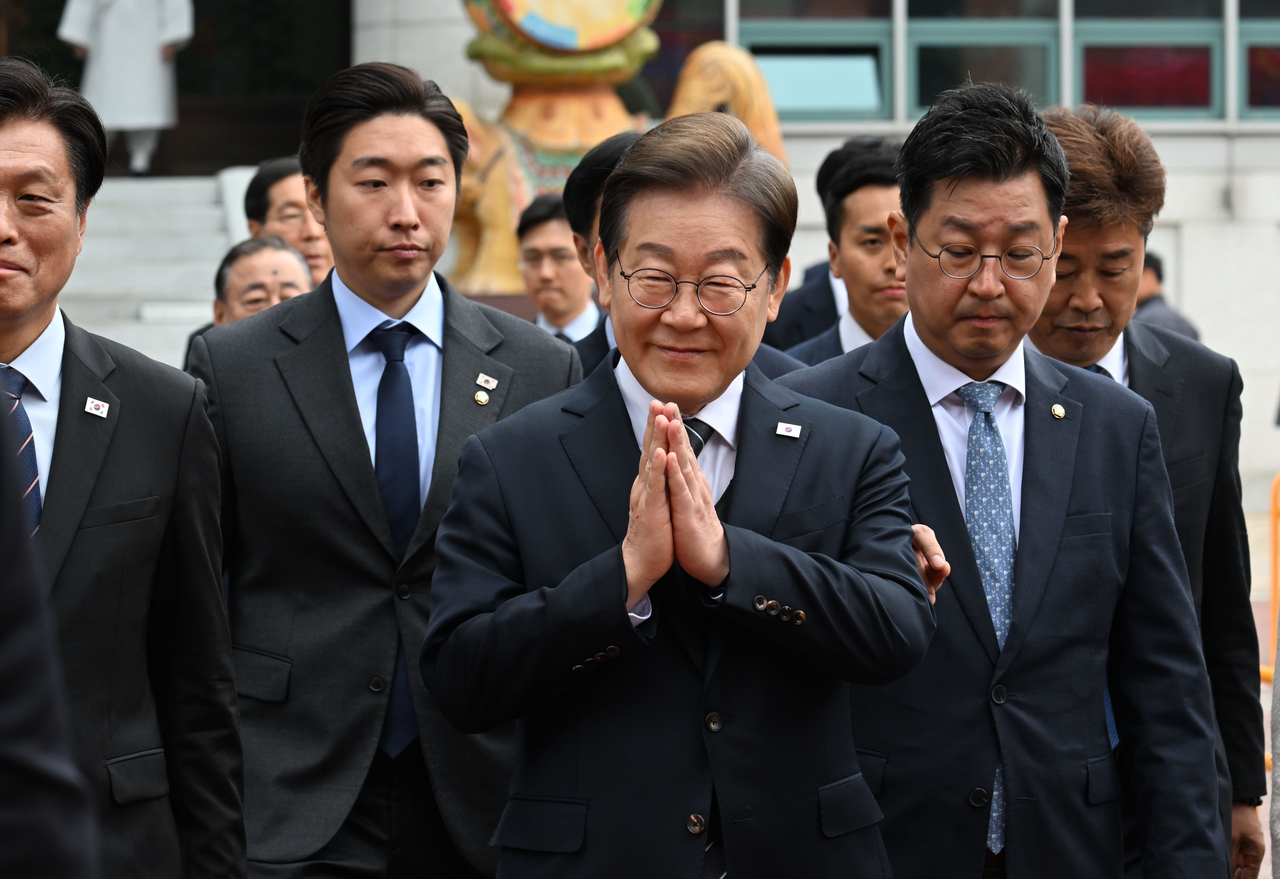 이재명 더불어민주당 대선 후보가 5일 서울 종로구 조계사에서 열린 불기 2569년 부처님오신날 봉축법요식에 참석하고 있다. [박해묵 기자]