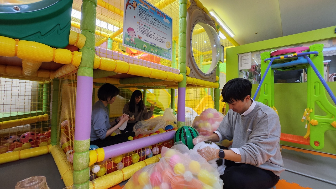KB자산운용 임직원 봉사단 ‘KB희망드림봉사단’이 서울 서대문구 구세군두리홈에서 봉사활동을 진행하고 있다. [KB자산운용 제공]