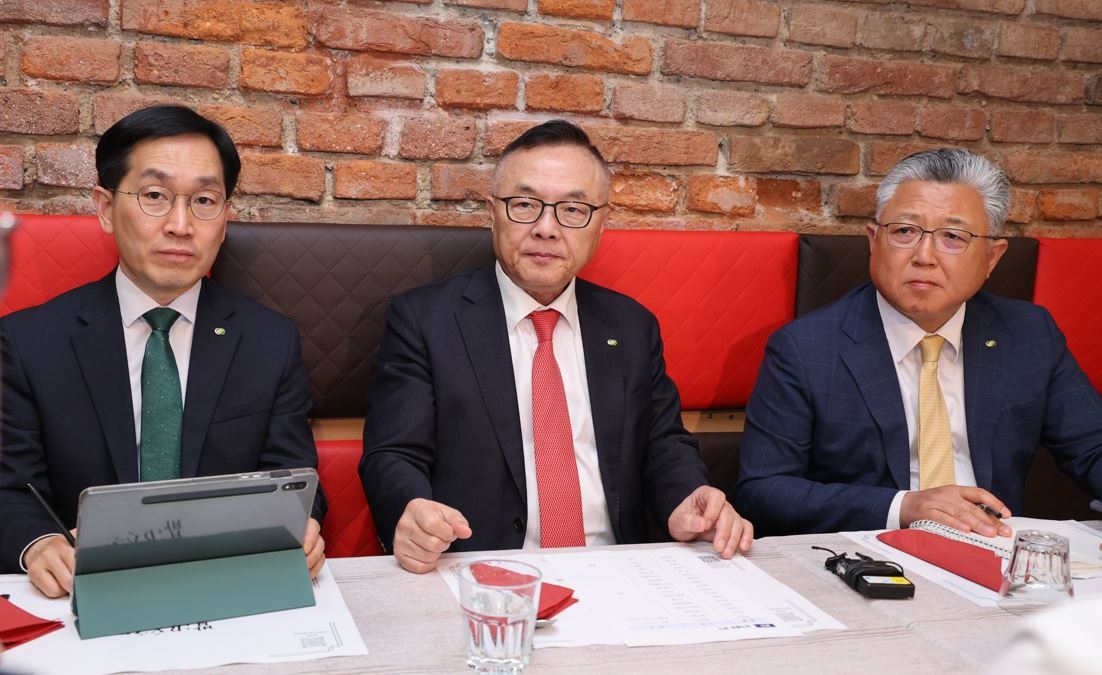 황주호(가운데) 한국수력원자력 사장이 8일(현지시간) 체코 프라하에서 진행된 기자간담회에서 기자들의 질문에 답변하고 있다.
[한국수력원자력 제공]