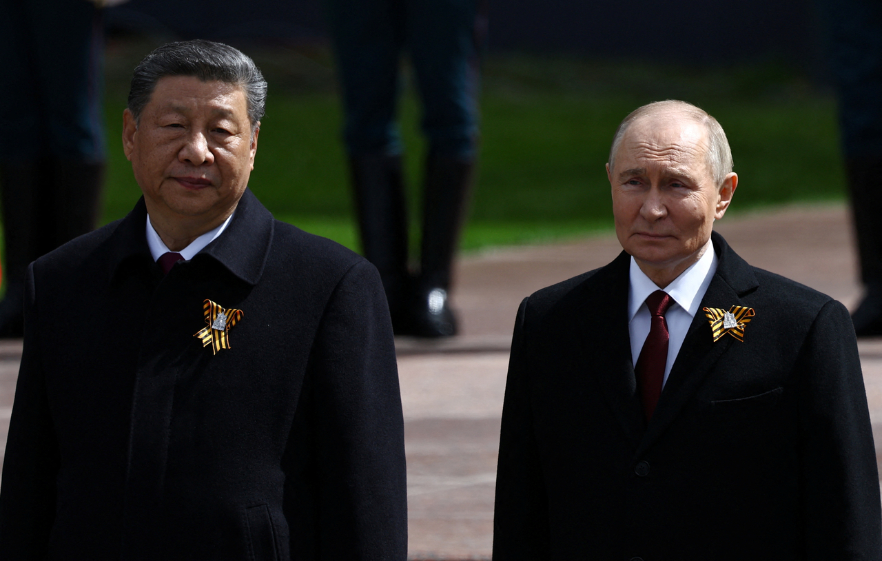 This Reuters photo captures Russian President Vladimir Putin (R) and Chinese President Xi Jinping attending a flower-laying ceremony at the Tomb of the Unknown Soldier on Russia's Victory Day, marking the 80th anniversary of the victory over Nazi Germany in World War II, in Moscow on May 9, 2025. (Yonhap)