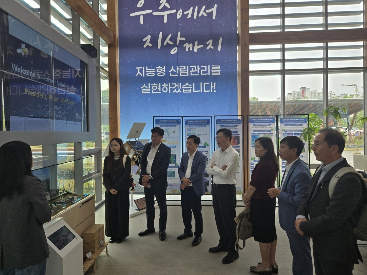 산림청이 9일 산림과학원에서 베트남 산림관계자들에게 국외산림탄소축적증진사업(REDD+) 및 산림위성 활용 협력 방안 논의에 앞서 탄소배출관련 시청각 프로그램을 소개하고 있다.
