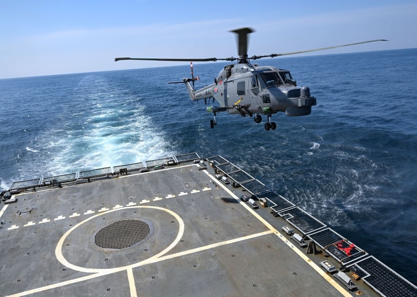 해군3함대 해상작전헬기(Lynx)가 29일 광주함(FFG-Ⅰ·2500t)에서 이함하고 있다. [해군 제공]