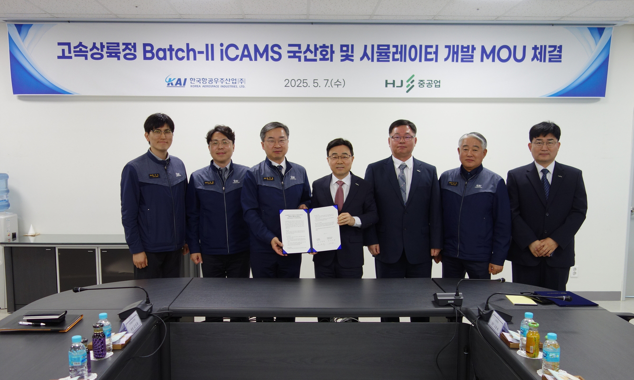 고광재(왼쪽 네번째) HJ중공업 상무,  김지홍(왼쪽 세번째) KAI 미래융합기술원장 등이 MOU 체결식 이후 기념촬영을 하고 있다. [HJ중공업 제공]