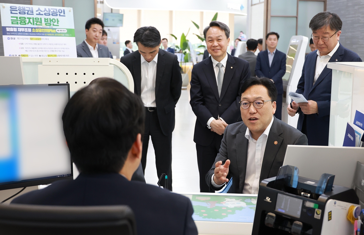 김병환(오른쪽 두번째) 금융위원장이 8일 오후 서울 중구 신한은행 본점 영업부에서 ‘은행권 소상공인 금융지원 방안’ 시행 현장을 점검하고 있다. 진옥동(가운데) 신한금융그룹 회장과 이재연(맨 오른쪽) 서민금융진흥원장, 이태훈(오른쪽 네번째) 은행연합회 전무 등도 참석했다.
[금융위원회 제공]