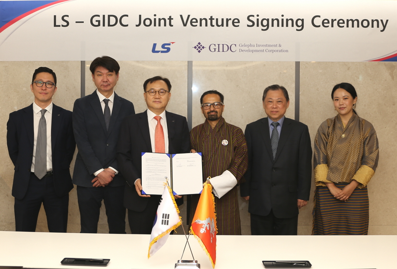 명노현 (왼쪽 세번째) LS 부회장과 우즈왈 딥 다할(왼쪽 네번째) GIDC CEO 등이 합작법인 설립 계약식에서 계약 체결 이후 기념촬영을 하고 있다. [LS 제공]