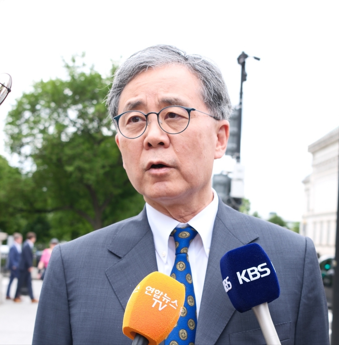 Kim Hyun-chong, former trade minister and security adviser to South Korea's Democratic Party presidential candidate Lee Jae-myung, speaks to the press in front of the White House in Washington on Thursday. (Yonhap)