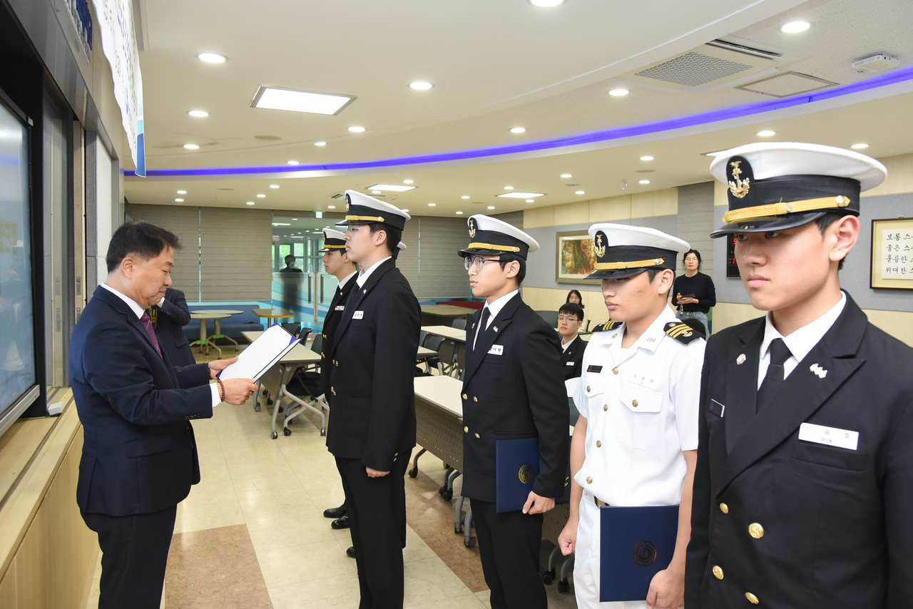 박성용 전국해상선원노동조합연맹 위원장이 국립부산해사고등학교 학생들에게 장학증서를 전달하고 있다. [전국해상선원노동조합연맹 제공]