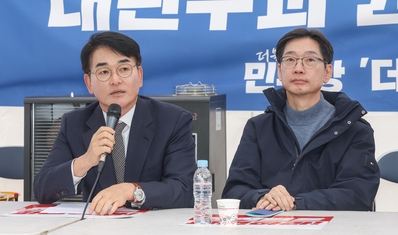 박용진 전 더불어민주당 의원이 지난 3월 서울 종로구 경복궁 앞 더불어민주당 천막 농성장에서 열린 국난극복을 위한 시국간담회에서 모두발언을 하고 있다. [연합]