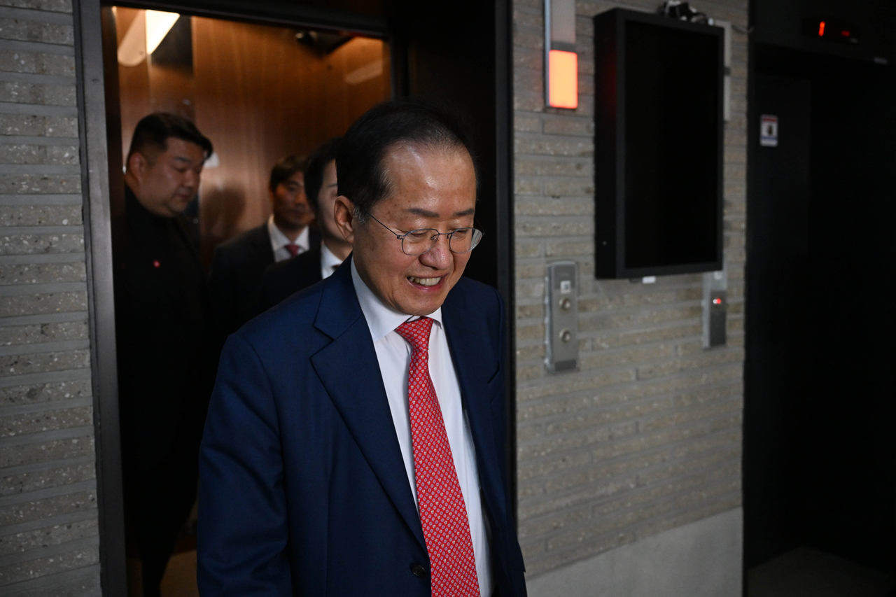 지난달 29일 서울 여의도 국민의힘 당사에서 열린 제21대 대통령 후보자 국민의힘 3차 경선 진출자 발표 행사에서 경선에 탈락한 후 정계 은퇴 의사를 밝힌 홍준표 전 대구시장이 당사를 나서고 있다. [국회사진기자단]