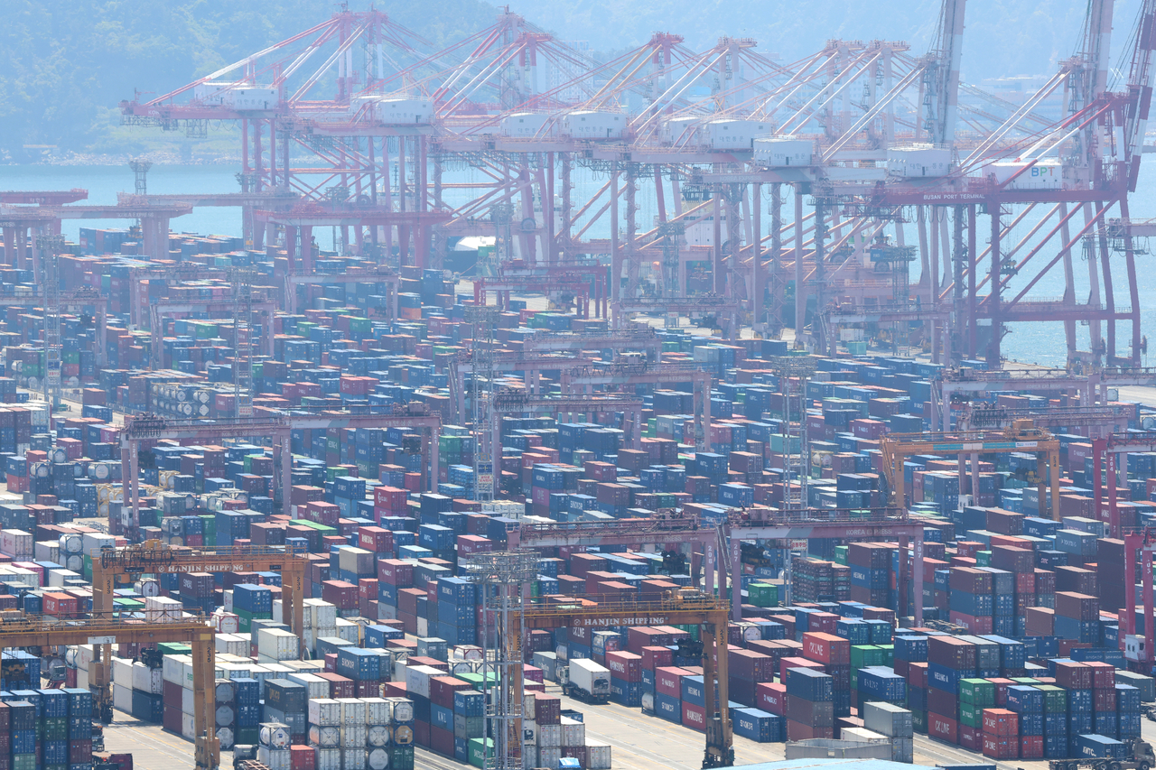 Containers are stacked at a port in South Korea's southeastern city of Busan, in this file photo taken Apr. 30. (Yonhap)