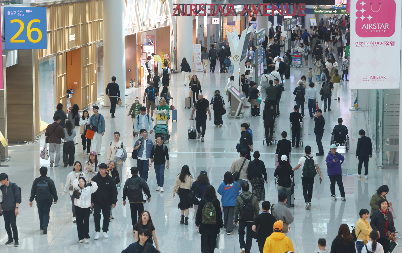 인천국제공항 제1여객터미널 면세구역이 여행객들로 붐비고 있다. [연합]