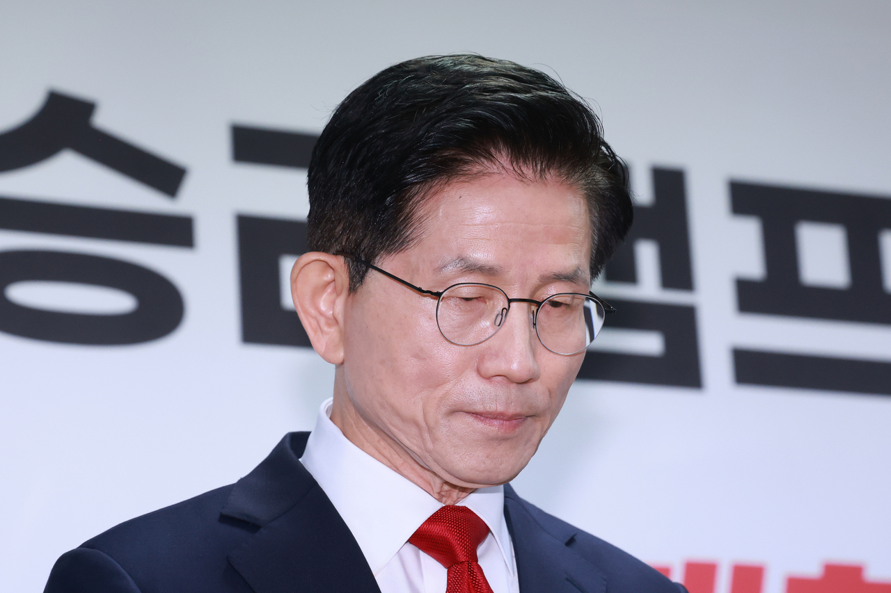 김문수 국민의힘 대선 후보가 지난 8일 서울 영등포구 대하빌딩에 마련한 선거 캠프 사무실에서 긴급 기자회견을 열고 후보 단일화에 관한 입장을 밝히던 중 잠시 원고를 보고 있다. [연합]