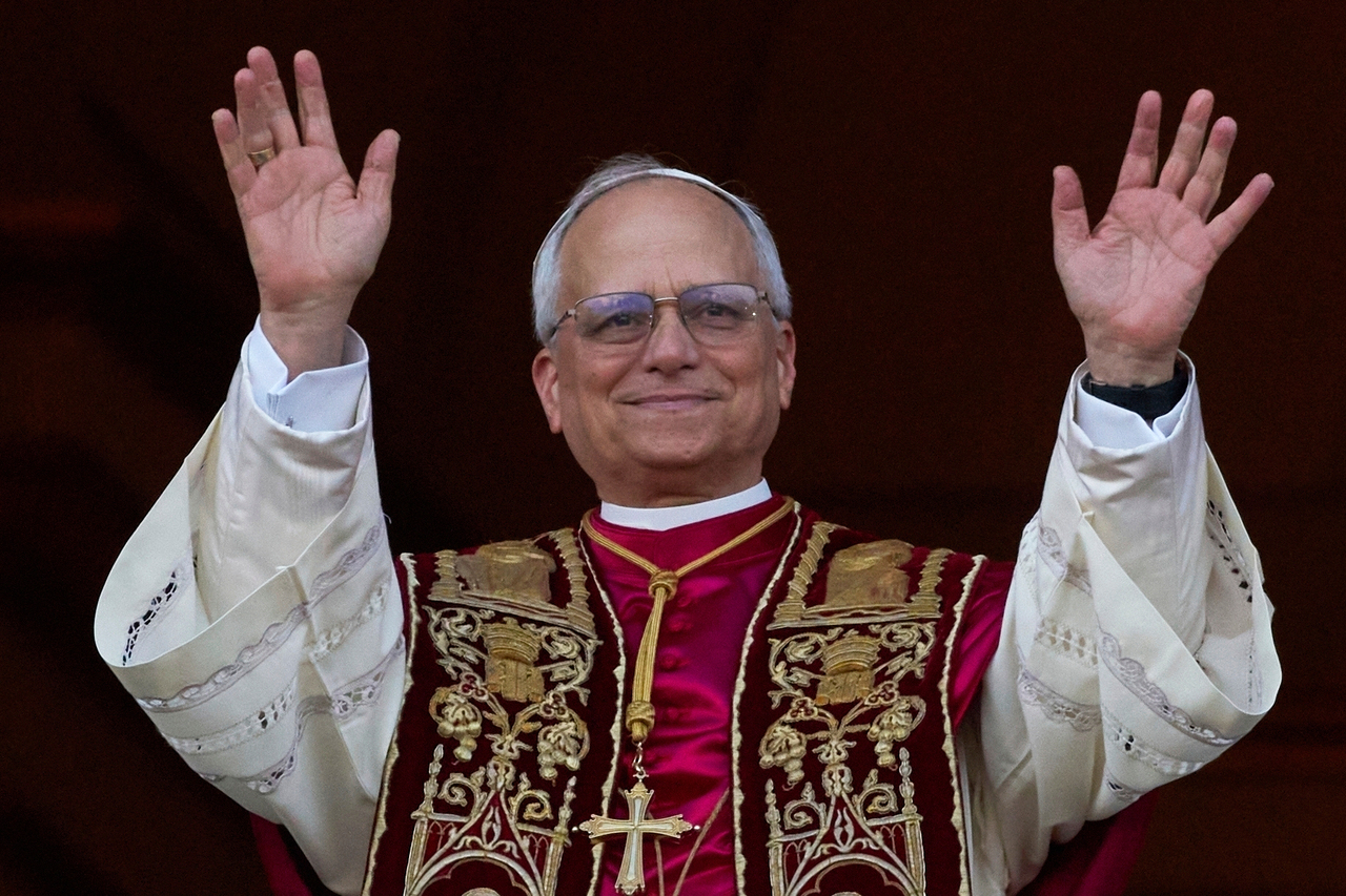 Newly elected Pope Leo XIV appears at the balcony of St. Peter's Basilica at the Vatican, Thursday, May 8, 2025. (AP-Yonhap)