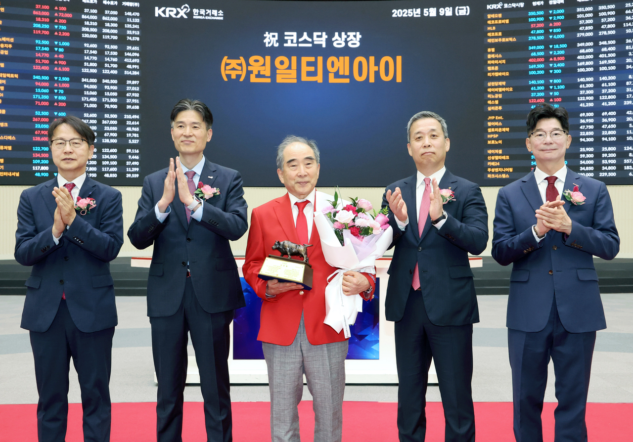 9일 서울 영등포구 한국거래소에서 열린 원일티엔아이 코스닥시장 상장기념식에서 관계자들이 상장기념패 전달 후 기념 촬영하고 있다. 김대영(왼쪽부터) 한국IR협의회 부회장, 민경욱 한국거래소 코스닥시장본부장, 이정빈 원일티엔아이 대표이사, 윤병운 NH투자증권 대표이사, 김준만 코스닥협회 전무.  [한국거래소 제공]