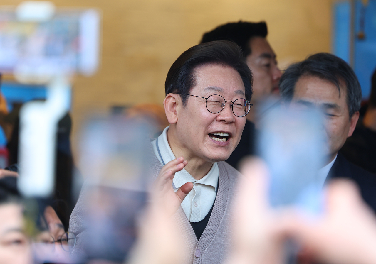 Democratic Party of Korea's presidential candidate Rep. Lee Jae-myung speaks to a crowd of supporters during his visit to Gyeongju, North Gyeongsang Province, on Friday. Yonhap