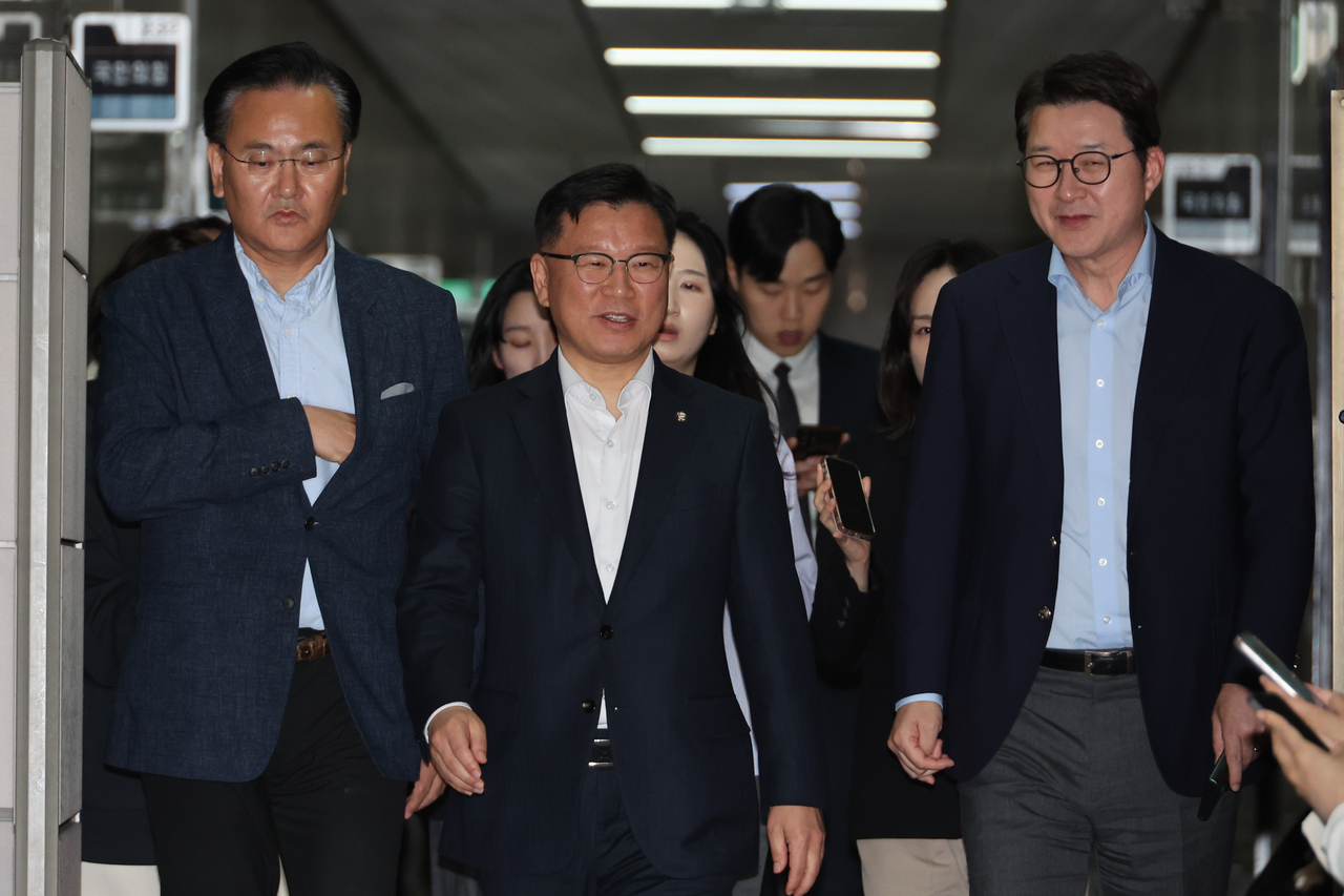 이양수 국민의힘 사무총장이 9일 서울 여의도 국회에서 재개된 국민의힘 김문수 대선 후보와 무소속 한덕수 대선 예비 후보 간의 단일화 협상에 참석하고 있다.  왼쪽부터 유상범 단일화추진본부 위원장, 이양수 사무총장, 신동욱 수석대변인. [연합]