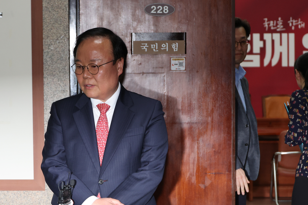 김문수 국민의힘 대선 후보측의 김재원 비서실장(왼쪽)이 9일 서울 여의도 국회에서 재개된 국민의힘 김문수 대선 후보와 무소속 한덕수 대선 예비 후보 간의 단일화 협상이 결렬된 후 나와 취재진 질문에 답하고 있다. [연합]